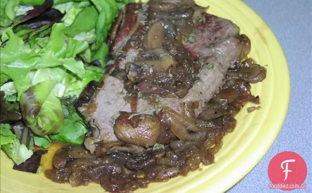 Filetes De Carne Com Conhaque-Molho De Cogumelos E Cebola