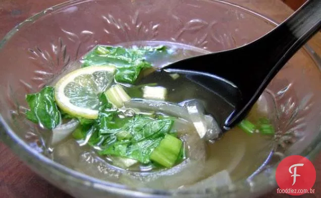 Sopa perfumada de macarrão de frango e arroz