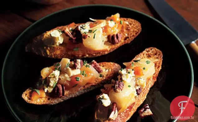 Pêra Chutney Bruschetta com nozes e queijo azul