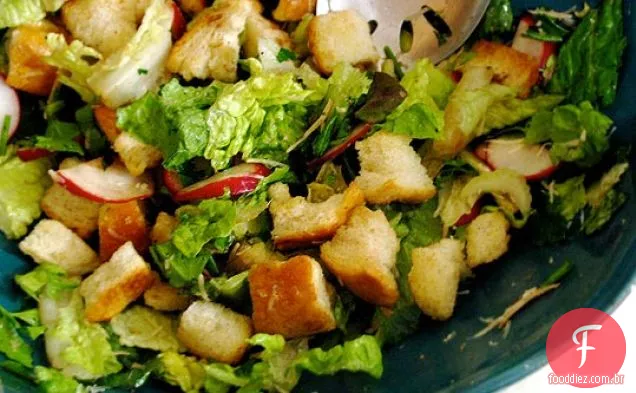 Salada Verde Com Óleo De Noz, Aipo E Rabanetes