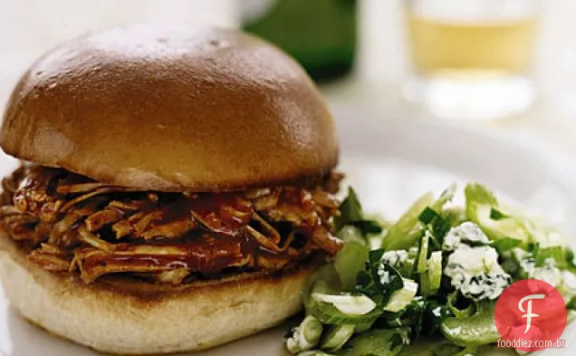 Sanduíches de Peru churrasco com salada de aipo