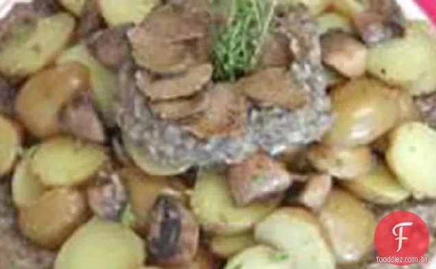 Batatas com purê de cogumelos e guarnecidas com trufas