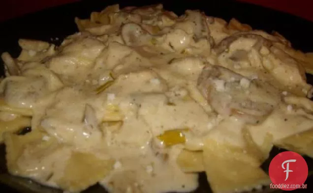 Ravioli com um molho Alfredo cremoso de cogumelos selvagens