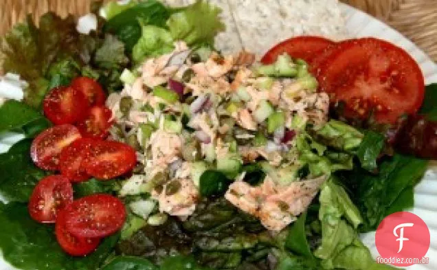 Salada De Salmão Grelhado Com Pepino, Aipo E Alcaparras
