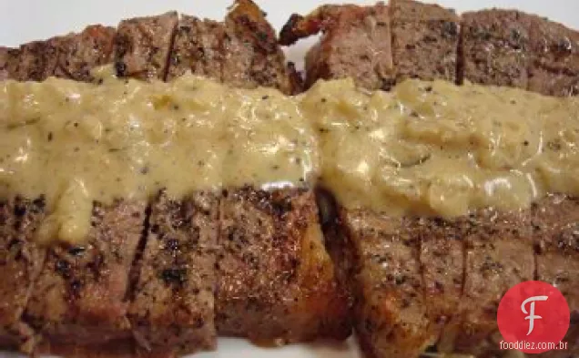Bife de casca fatiada em torrada de Parmesão com chalota e molho de creme azedo