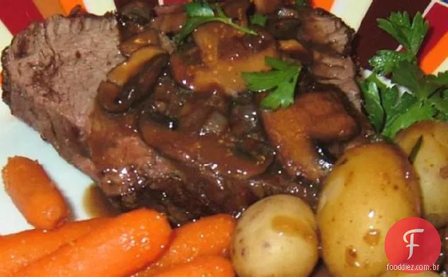 Filé assado de carne com molho de cogumelo e estragão