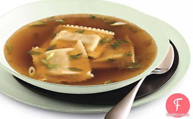 Ravioli de cogumelo selvagem em caldo Porcini