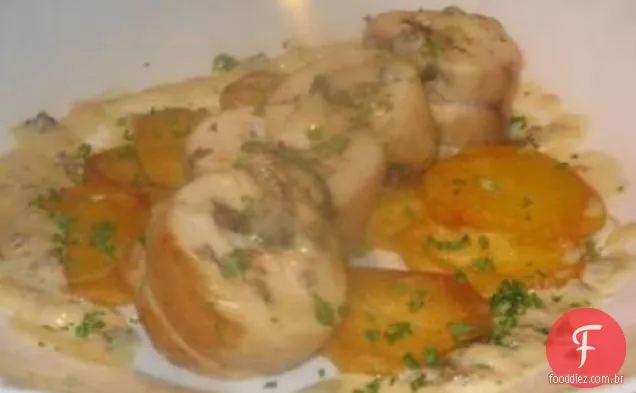 Peito de Frango Recheado com queijo de cabra com molho Morel