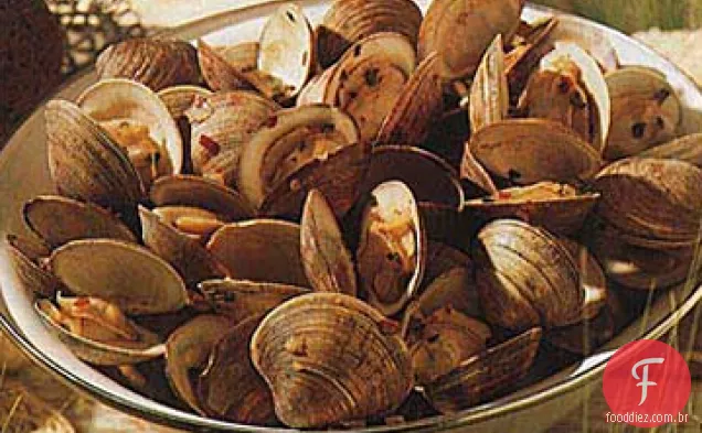 Amêijoas cozidas no vapor e lagosta com manteiga de chalota, milho, salsichas e batatas
