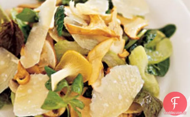 Salada de cogumelos e aipo com queijo parmesão