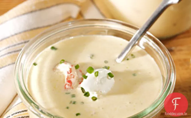Sopa refrigerada de milho e lagostim com creme Fraiche e cebolinha