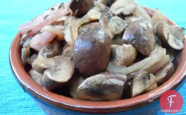 Cogumelos marinados com chalotas e tomilho