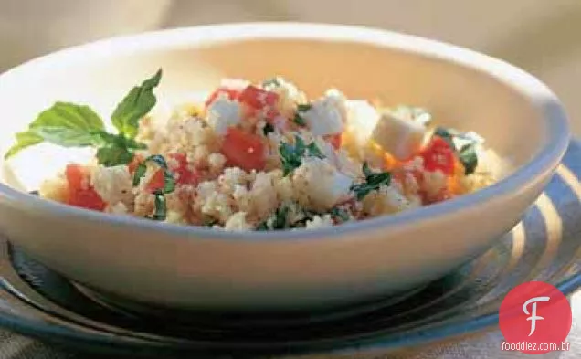 Mussarela fresca, tomate e salada de Cuscuz de manjericão