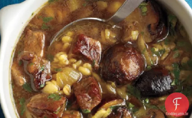 Carne assada, cogumelo e sopa de cevada