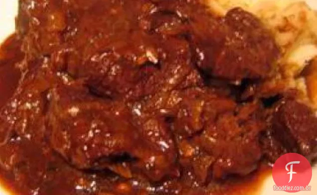 Caçarola de carne, tomate e vinho tinto
