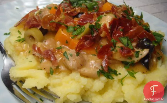 Ragu de frango e azeitona com batatas Dijon