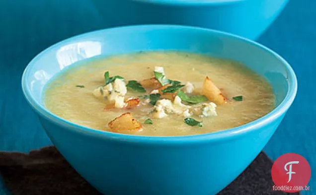 Sopa de aipo com maçãs e queijo azul