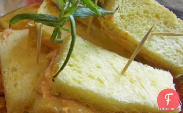 Sanduíches elegantes do chá da manteiga do estragão e do tomate