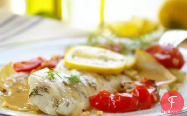 Poleiro assado em estilo francês com Erva-doce, tomate e vinho