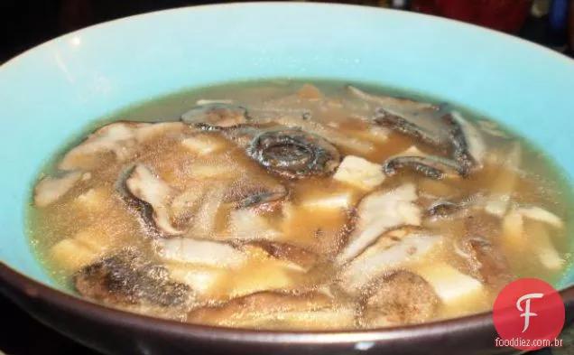 Fervendo sopa quente e azeda