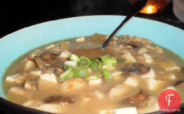 Sopa picante quente e azeda com carne de porco