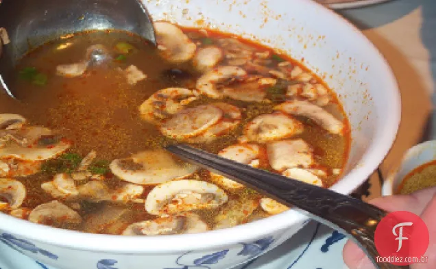 Tom Yum-sopa quente e azeda tailandesa