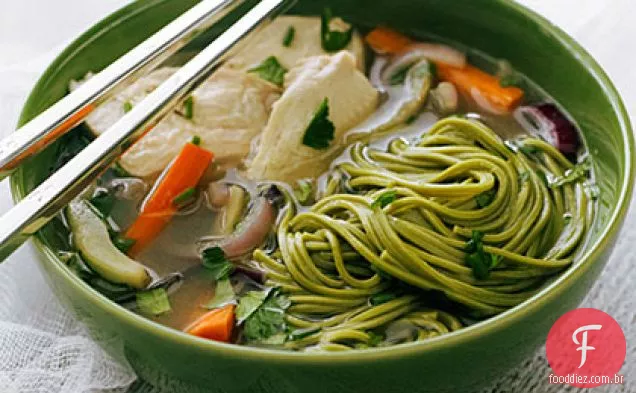 Sopa de frango jasmim com chá verde Soba