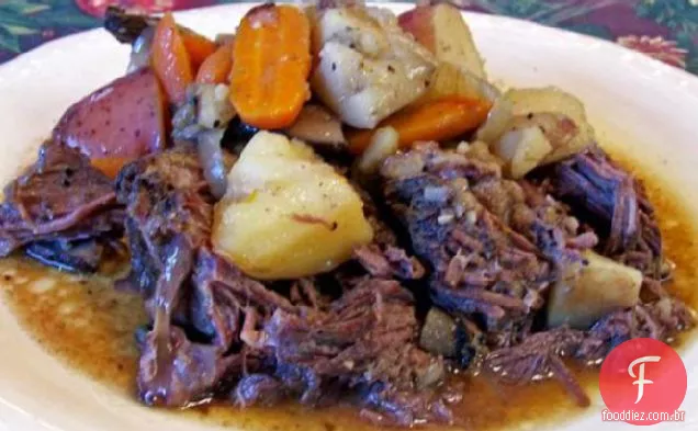Panela em pedaços assada com cenouras e batatas