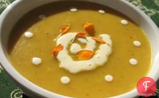 Sopa de cenoura com batatas e creme