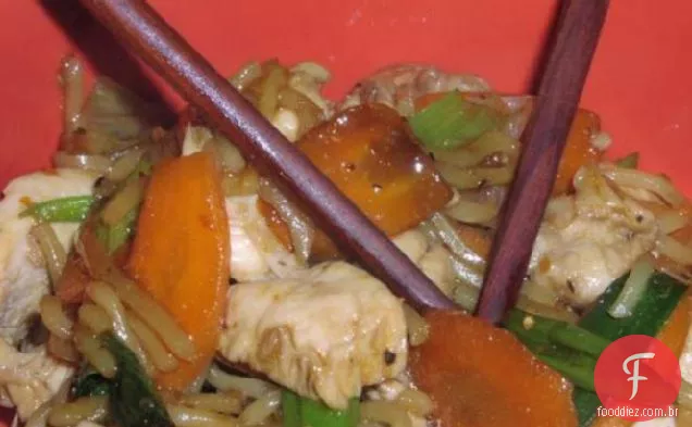 Frango e macarrão Teriyaki