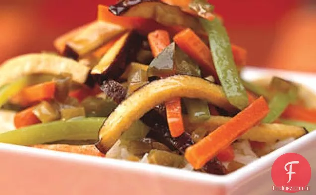Frite o Tofu de cinco especiarias com cenoura e aipo