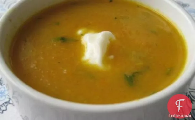 Sopa de cenoura para bebê com coentro e Curry