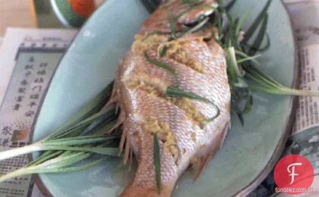 Peixe inteiro cozido no vapor com cebolinha e gengibre
