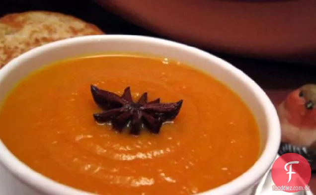 Sopa Cremosa De Cenoura Com Anis Estrelado