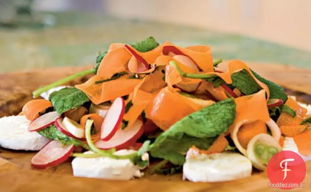 Salada de legumes primavera crua com queijo de cabra