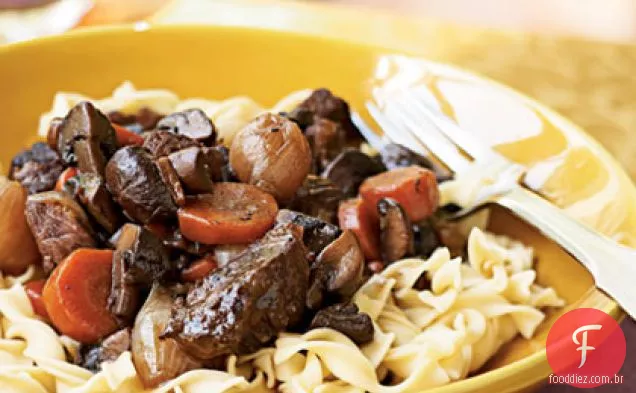 Carne refogada com vinho tinto e cogumelos