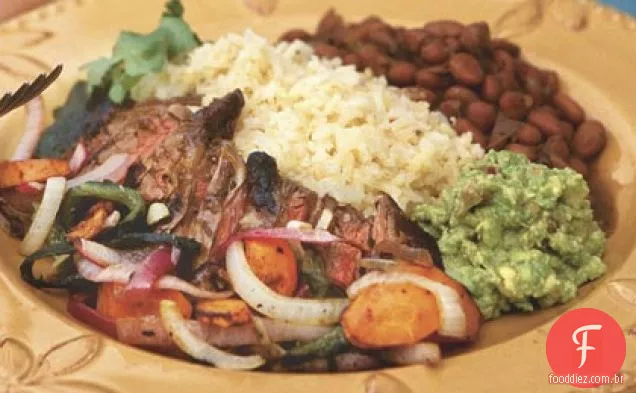 Pan-Seared saia bife com Poblano Chiles e cebolas
