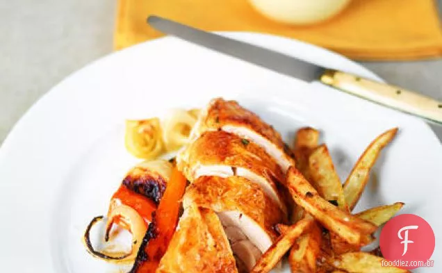 Frango assado com batatas fritas no forno