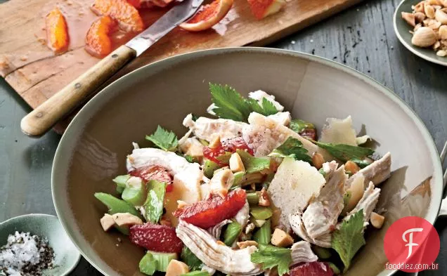 Salada de frango de inverno com frutas cítricas e aipo