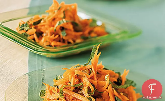 Salada de cenoura, hortelã e passas douradas