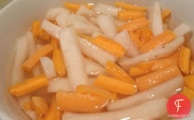 Cenouras em conserva vietnamitas e rabanete Daikon