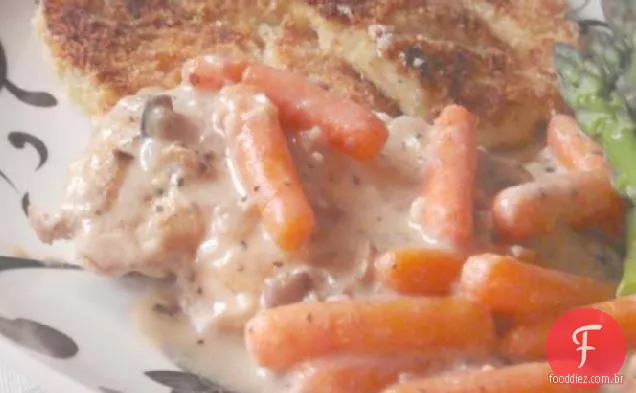 Frigideira de peito de frango jantar com molho salgado e legumes