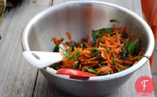 Salada de cenoura com azeitonas, mel e cominho