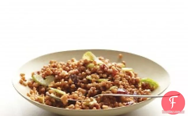 Salada De Baga De Trigo Com Nozes, Tâmaras E Aipo