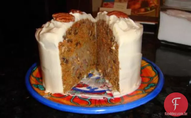 Bolo de cenoura com recheio de Creme De Noz-pecã e cobertura de Cream Cheese