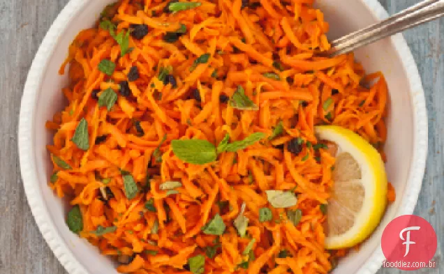 Saladas sérias: salada de cenoura ralada e hortelã com vinagrete de Limão Com Mel