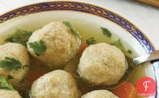 Sopa de galinha com bolas de Matzoh