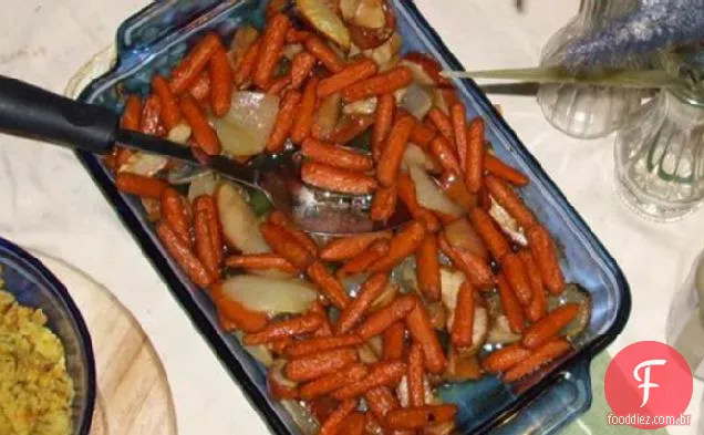 Cenouras assadas doces com cebolas e maçãs