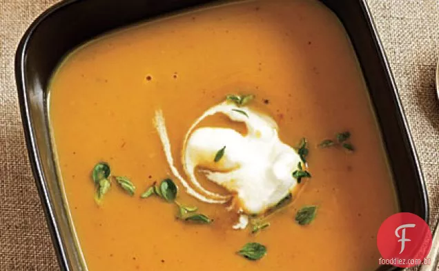 Sopa de castanha assada com creme de tomilho