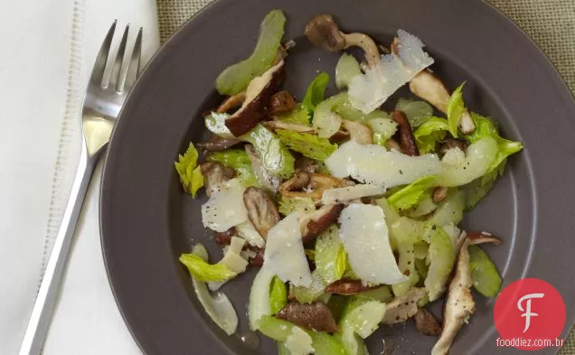 Salada de aipo e cogumelos com Parmigiano Raspado
